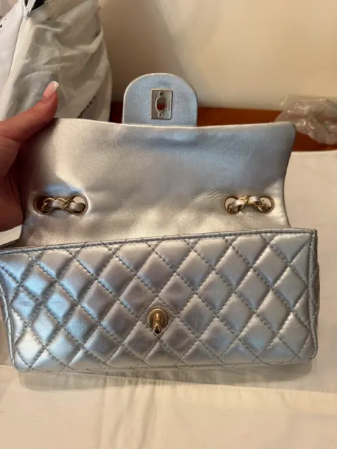 Bolsa Chanel prateada
