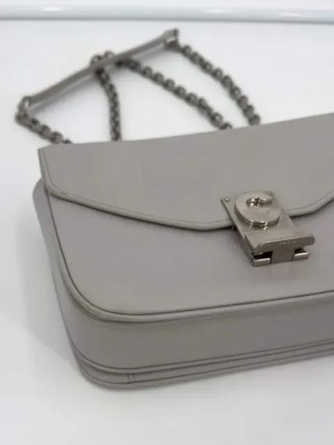 Bolsa Celine C em couro de bezerro liso cinza claro com alça de corrente