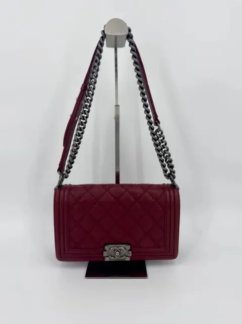 Bolsa Chanel Boy cor de vinho em couro de bezerro acolchoado