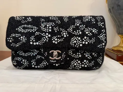 Bolsa Chanel em tweed preto, Swarovski completo