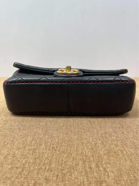 Bolsa de ombro clássica atemporal Chanel de edição limitada
