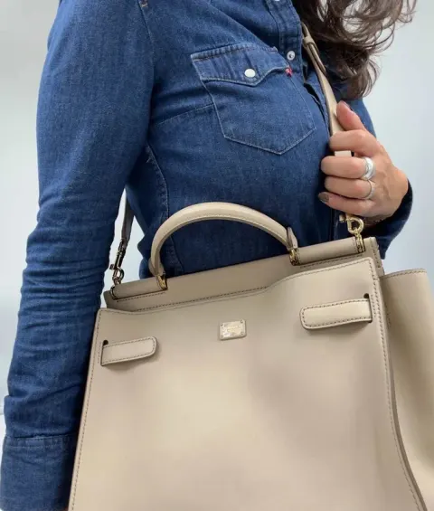 Bolsa Dolce & Gabbana Sicily em couro bege liso com alça de ombro e poeira