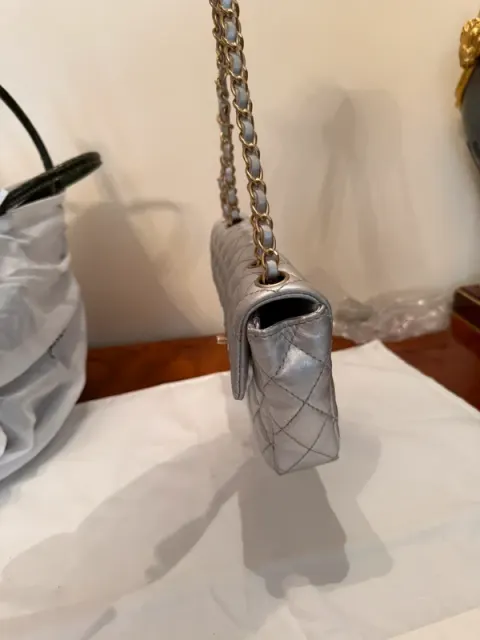 Bolsa Chanel prateada