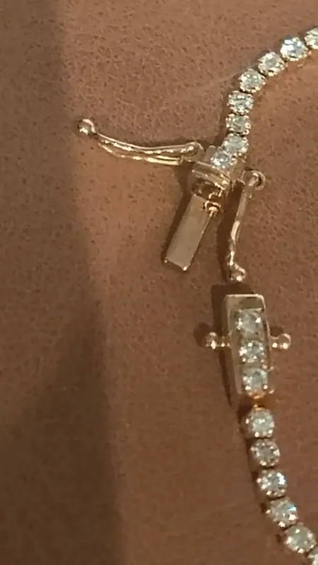 Pulseira de diamantes extraídos da terra natural