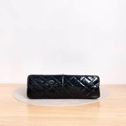 Bolsa de ombro maxi Chanel 2.55 14p em couro encerado envernizado