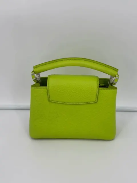 Mini bolsa Louis Vuitton Capucines em couro Taurillon verde anis