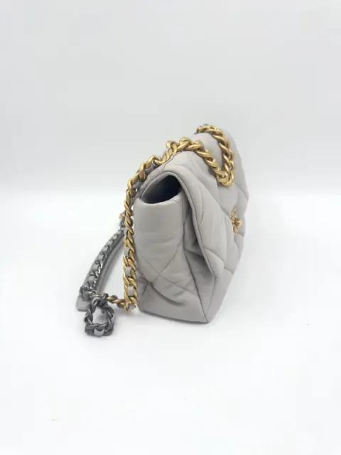 Bolsa Chanel 19 – Pele de cordeiro cinza marfim