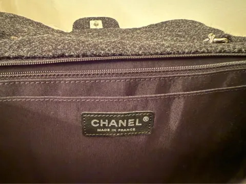 Bolsa Chanel em tweed preto, Swarovski completo