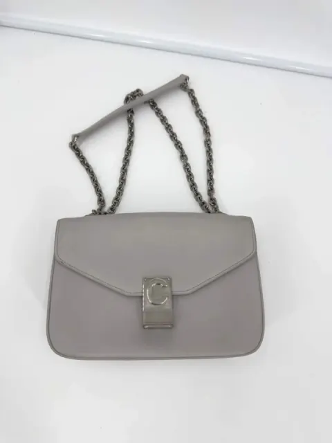 Bolsa Celine C em couro de bezerro liso cinza claro com alça de corrente