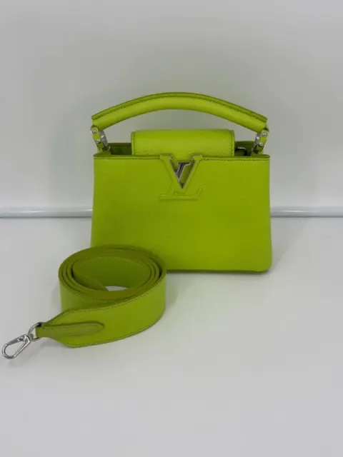 Mini bolsa Louis Vuitton Capucines em couro Taurillon verde anis