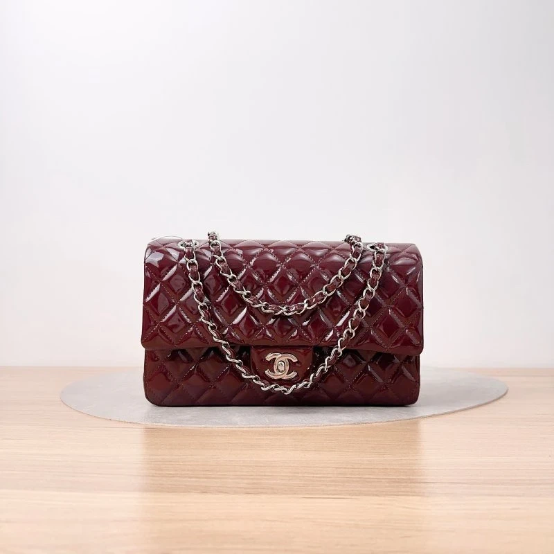 Bolsa de ombro média clássica atemporal Chanel