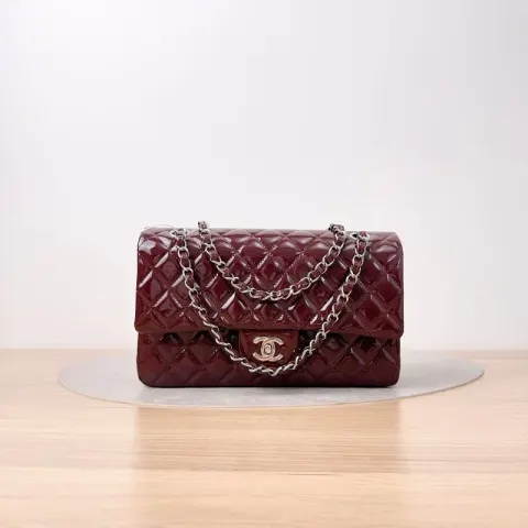 Bolsa de ombro média clássica atemporal Chanel