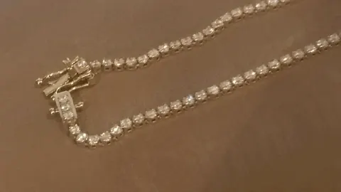 Pulseira de diamantes extraídos da terra natural