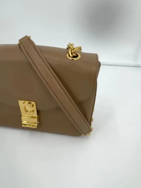 Bolsa Celine C em couro de bezerro liso camelo com alça de corrente