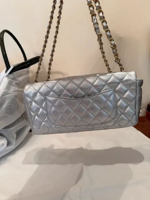 Bolsa Chanel prateada