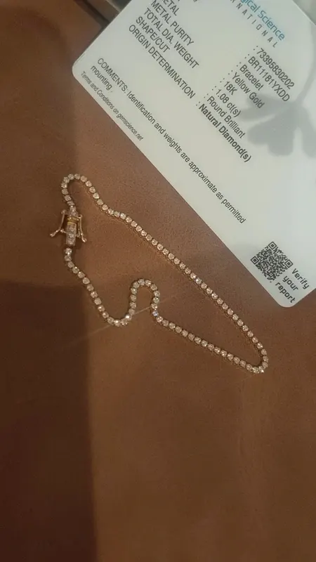Pulseira de diamantes extraídos da terra natural