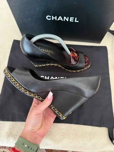 Bombas de cunha Chanel peep-toe