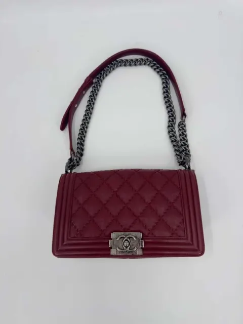 Bolsa Chanel Boy cor de vinho em couro de bezerro acolchoado
