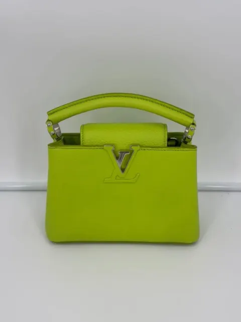 Mini bolsa Louis Vuitton Capucines em couro Taurillon verde anis