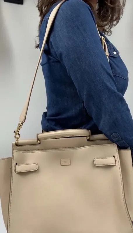 Bolsa Dolce & Gabbana Sicily em couro bege liso com alça de ombro e poeira