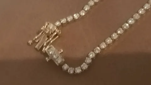Pulseira de diamantes extraídos da terra natural