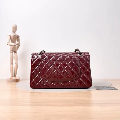 Bolsa de ombro média clássica atemporal Chanel