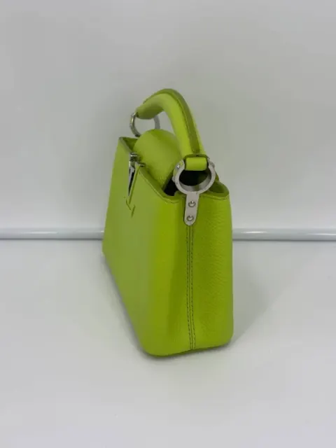 Mini bolsa Louis Vuitton Capucines em couro Taurillon verde anis