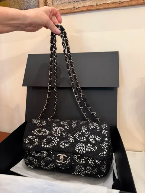 Bolsa Chanel em tweed preto, Swarovski completo