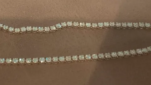 Pulseira de diamantes extraídos da terra natural