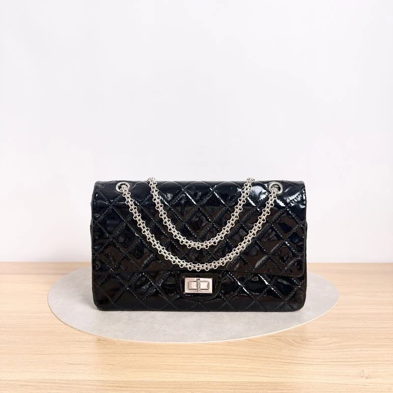 Bolsa de ombro maxi Chanel 2.55 14p em couro encerado envernizado