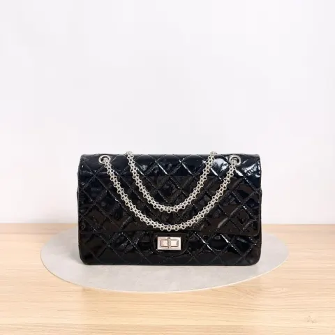 Bolsa de ombro maxi Chanel 2.55 14p em couro encerado envernizado