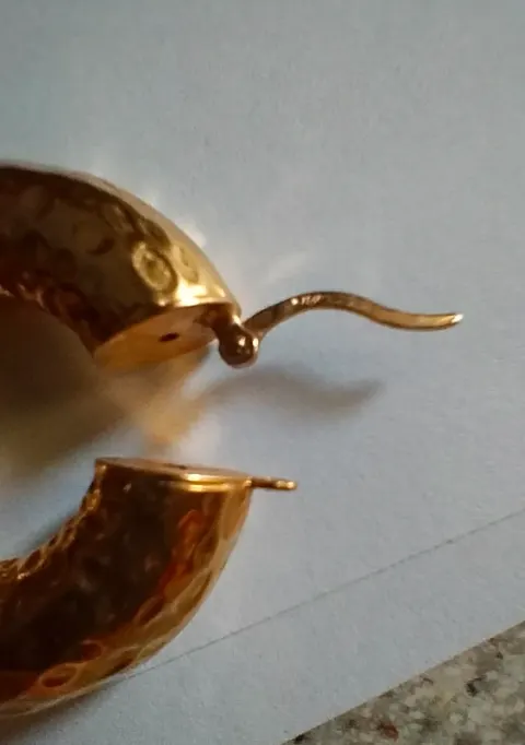 Orecchino a cerchio bombato con finitura martellata,