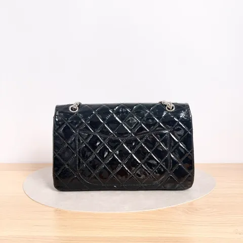 Bolsa de ombro maxi Chanel 2.55 14p em couro encerado envernizado