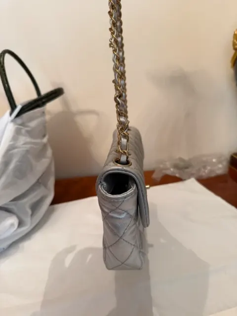 Bolsa Chanel prateada
