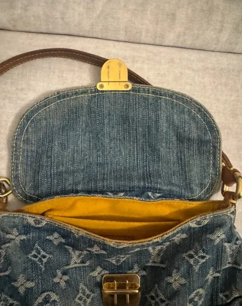 Bolsa Louis Vuitton jeans plissada