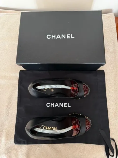 Bombas de cunha Chanel peep-toe